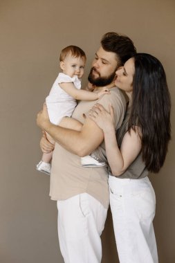 Stüdyoda beyaz arka planda güzel çocuklu mutlu bir aile.