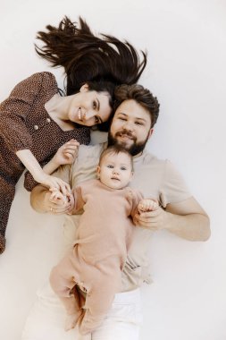Mutlu bir ailenin yukarıdan görünüşü beyaz katta izole bir şekilde yatıyordu.