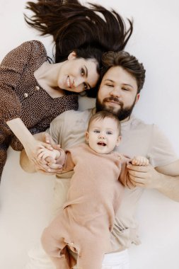 Mutlu bir ailenin yukarıdan görünüşü beyaz katta izole bir şekilde yatıyordu.