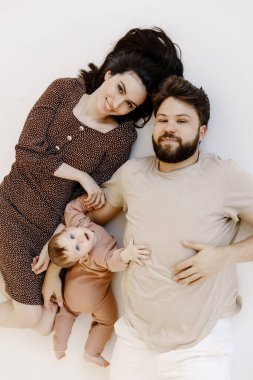 Mutlu bir ailenin yukarıdan görünüşü beyaz katta izole bir şekilde yatıyordu.