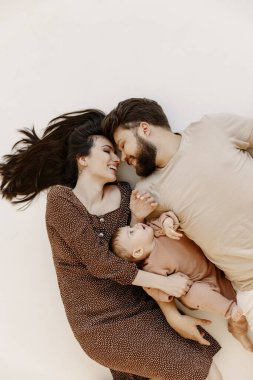Mutlu bir ailenin yukarıdan görünüşü beyaz katta izole bir şekilde yatıyordu.