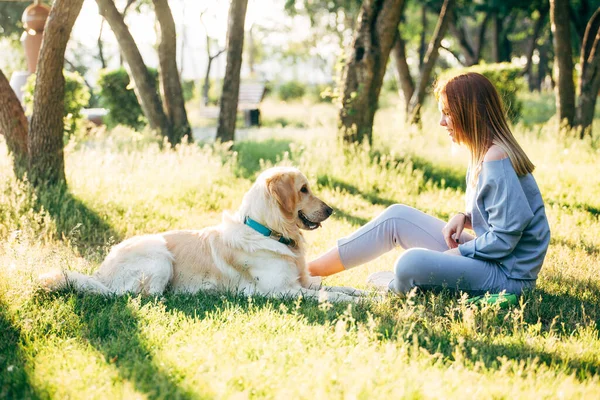 Une Jeune Femme Chien Golden Retriever Assis Sur Herbe Dans — Photo