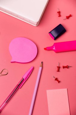 Pembe arka planda okul araçları ve aksesuarlar