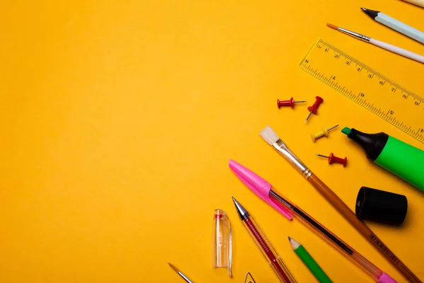 Okul gereçleri ve aksesuarlar sarı arka planda. Metin için yerinizi söyleyin..