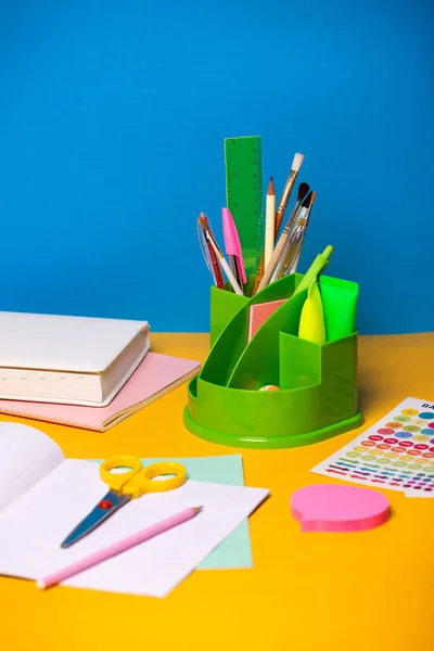 Sarı ve mavi arka planda okul araçları ve aksesuarları
