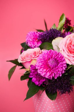 Pembe arkaplandaki çiçeklerin bileşimi