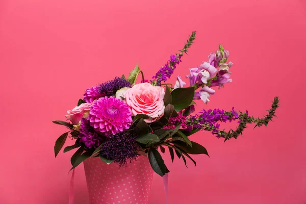 Pembe arkaplandaki çiçeklerin bileşimi