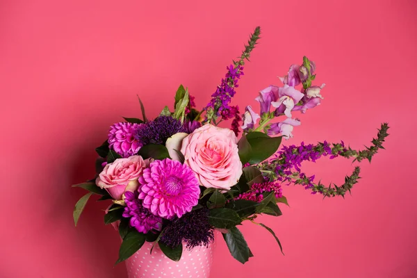 Pembe arkaplandaki çiçeklerin bileşimi