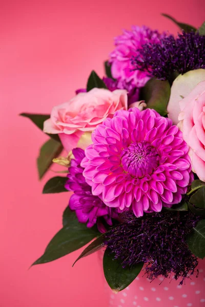 Pembe arkaplandaki çiçeklerin bileşimi