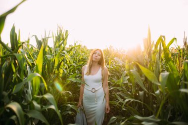 üzgün kızıl saçlı kız mısır tarlasında