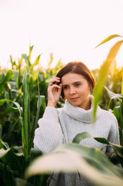 Mısır tarlasındaki kız.