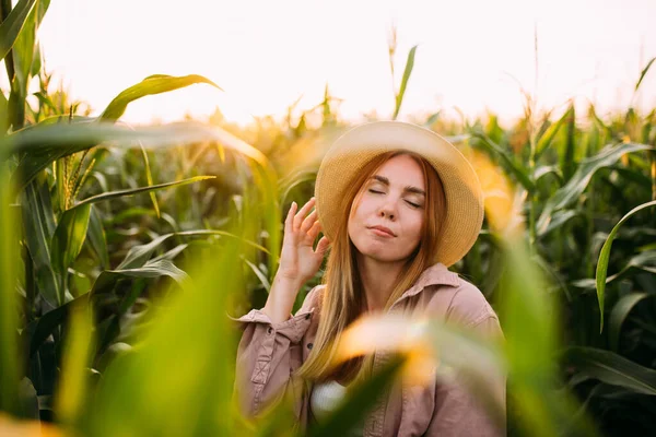 Девушка Соломенной Шляпе Кукурузном Поле — стоковое фото