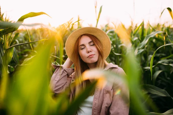 Dívka Slamáku Kukuřičném Poli — Stock fotografie