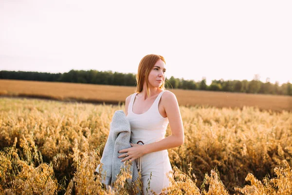 tarladaki kızıl saçlı, gülümseyen kız