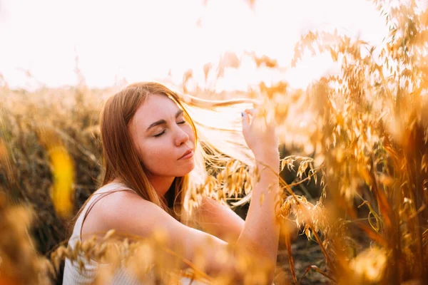 tarladaki kızıl saçlı, gülümseyen kız