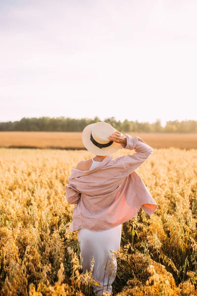Ein Mädchen Mit Strohhut Mit Dem Rücken Zum Feld — Stockfoto