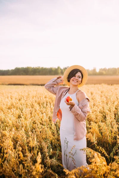 Dívka Slamáku Poli Jablkem — Stock fotografie