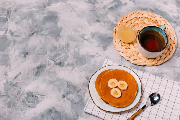 Krepler, tatlım, gri arkaplanda çay