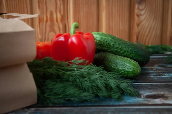 Bolsa Papel Ecológico Verduras Sobre Fondo Madera Oscura Pimienta Búlgara — Foto de Stock