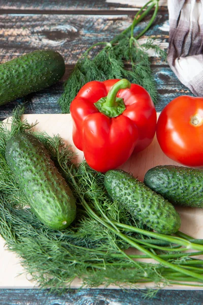 Verduras Pimientos Búlgaros Eneldo Pepinos Una Mesa Corte Ligero Fondo — Foto de Stock