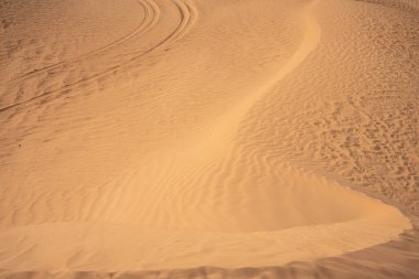 Sahra Çölü 'ndeki güzel kum tepeleri. Tunus, Douz yakınlarında.