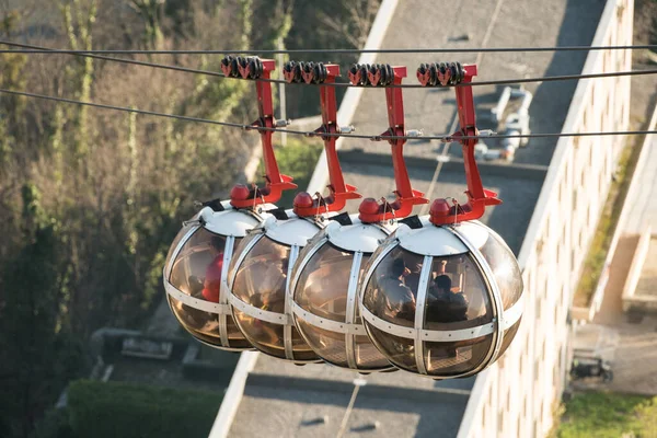 在法国Grenoble的La Bastille山丘降落的缆车 — 图库照片