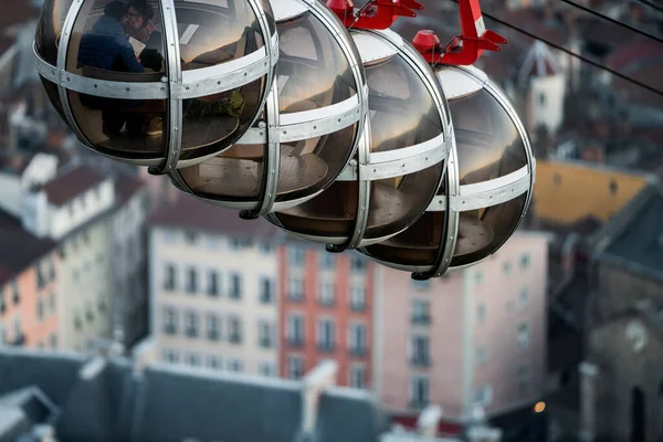 在法国Grenoble的La Bastille山丘降落的缆车 — 图库照片