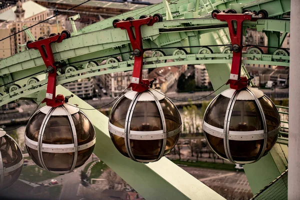 Fransa 'nın Grenoble kentindeki La Bastille tepesinden inen kablo araba.