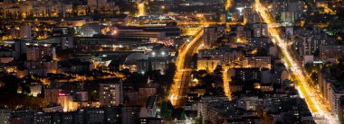 Fransa 'daki tepeden Grenoble' un gece manzarası 