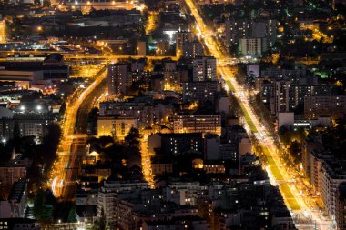 Fransa 'daki tepeden Grenoble' un gece manzarası 