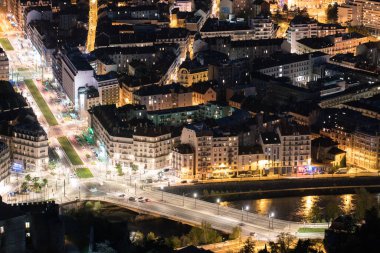Fransa 'daki tepeden Grenoble' un gece manzarası 