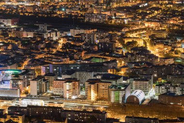 Fransa 'daki tepeden Grenoble' un gece manzarası 