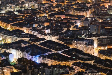 Fransa 'daki tepeden Grenoble' un gece manzarası 