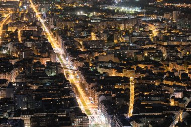 Fransa 'daki tepeden Grenoble' un gece manzarası 