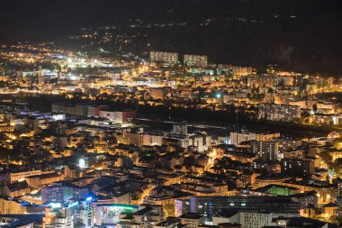 Fransa 'daki tepeden Grenoble' un gece manzarası 