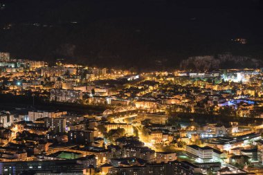 Fransa 'daki tepeden Grenoble' un gece manzarası 