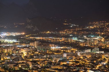 Fransa 'daki tepeden Grenoble' un gece manzarası 