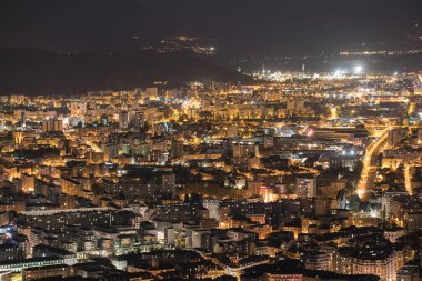 Fransa 'daki tepeden Grenoble' un gece manzarası 