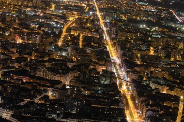 Fransa 'daki tepeden Grenoble' un gece manzarası 