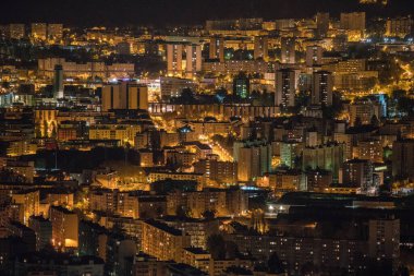 Fransa 'daki tepeden Grenoble' un gece manzarası 
