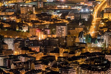 Fransa 'daki tepeden Grenoble' un gece manzarası 