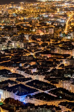 Fransa 'daki tepeden Grenoble' un gece manzarası 