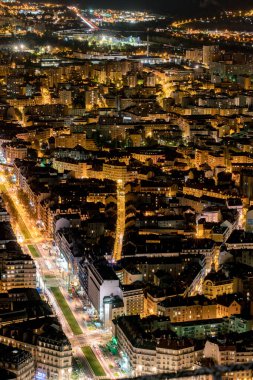 Fransa 'daki tepeden Grenoble' un gece manzarası 