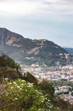 Tepeden Grenoble görünümü