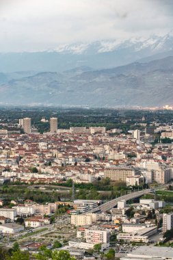 Tepeden Grenoble görünümü