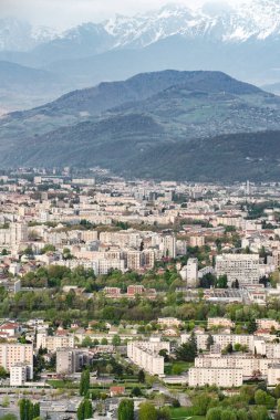 Tepeden Grenoble görünümü