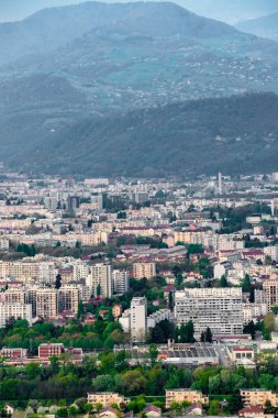 Tepeden Grenoble görünümü