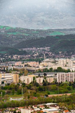 Tepeden Grenoble görünümü