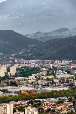 Tepeden Grenoble görünümü