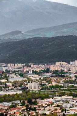 Tepeden Grenoble görünümü